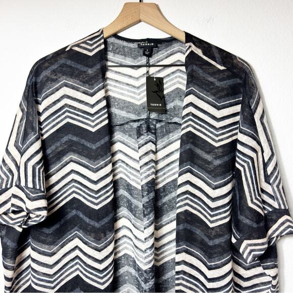 TORRID WOMEN'S STRIPED SHORT SLEEVE BLACK KIMONO SIZE 1 OR 1X BRAND NEW - Picture 4 of 5